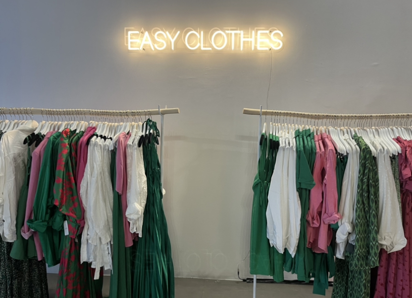 vêtements exposés pendant l'inauguration du pop up store easy clothes