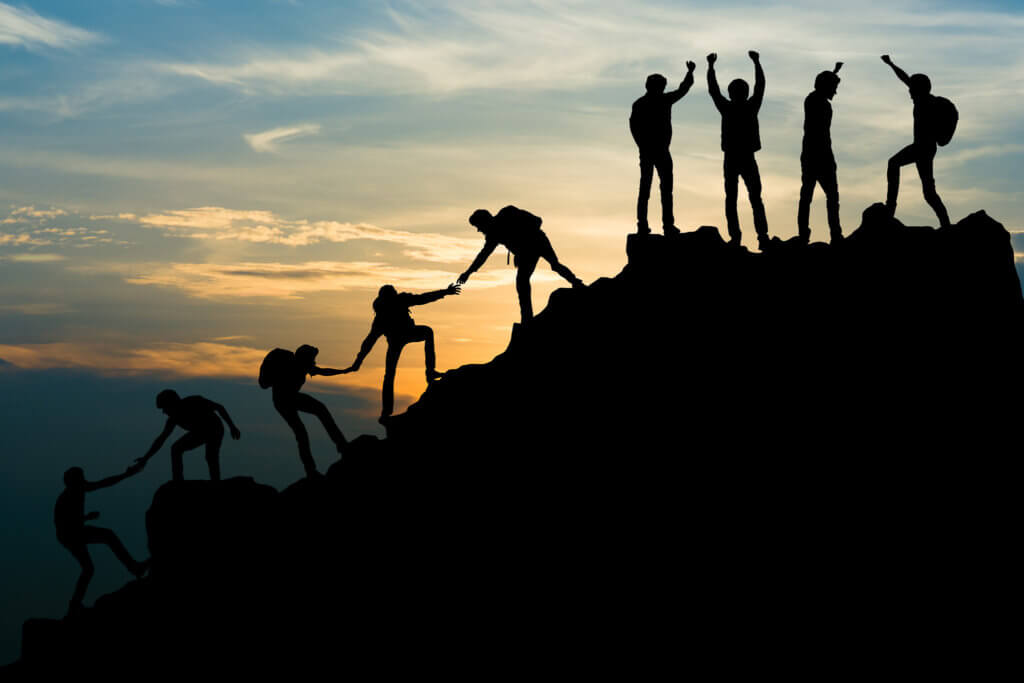 Groupe de personnes en haut d'une montagne