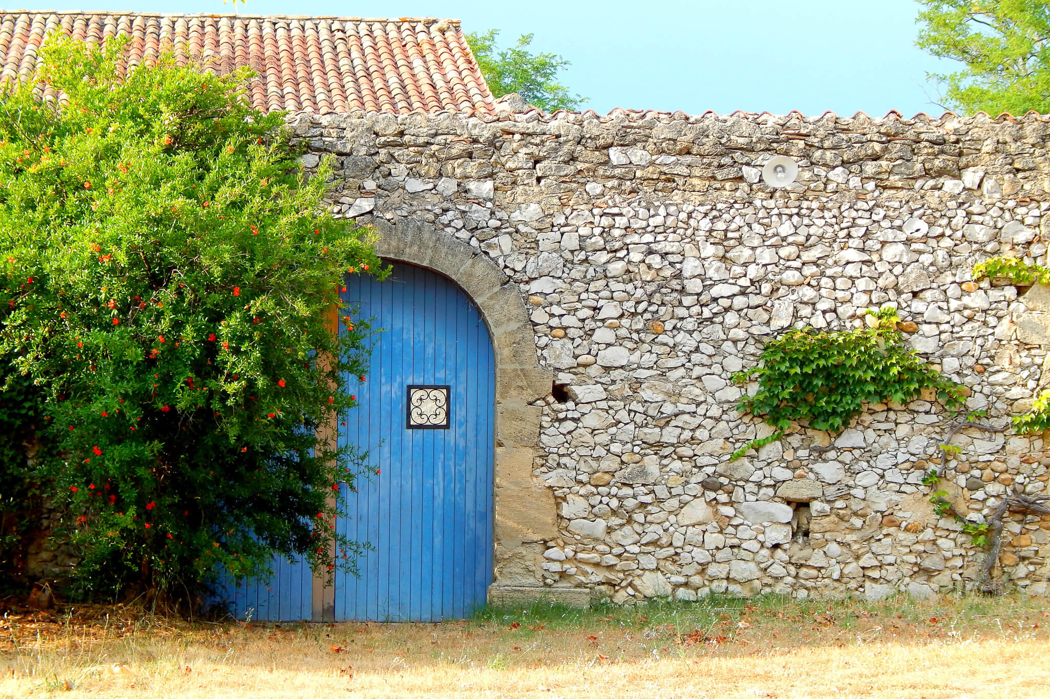 Porte bleue avec mur en pierre