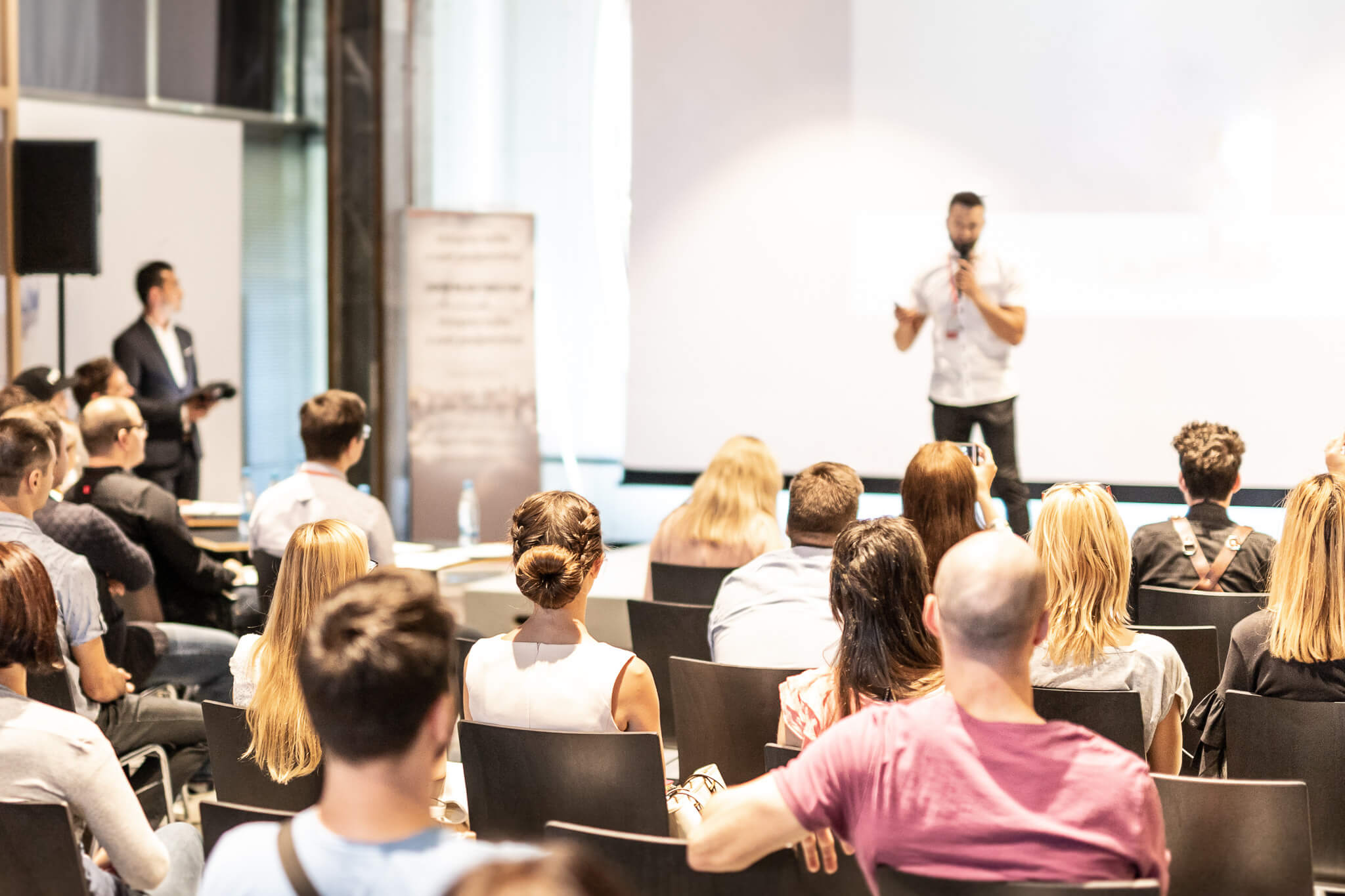 Personne avec micro lors d'une présentation