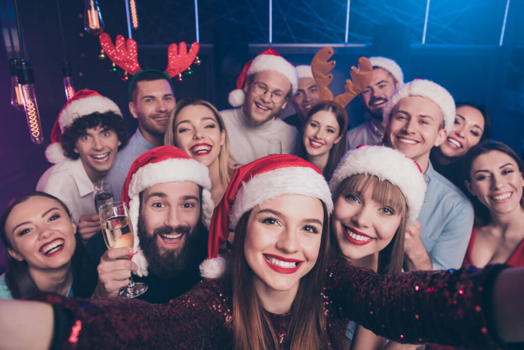 équipe avec bonnets de père noël