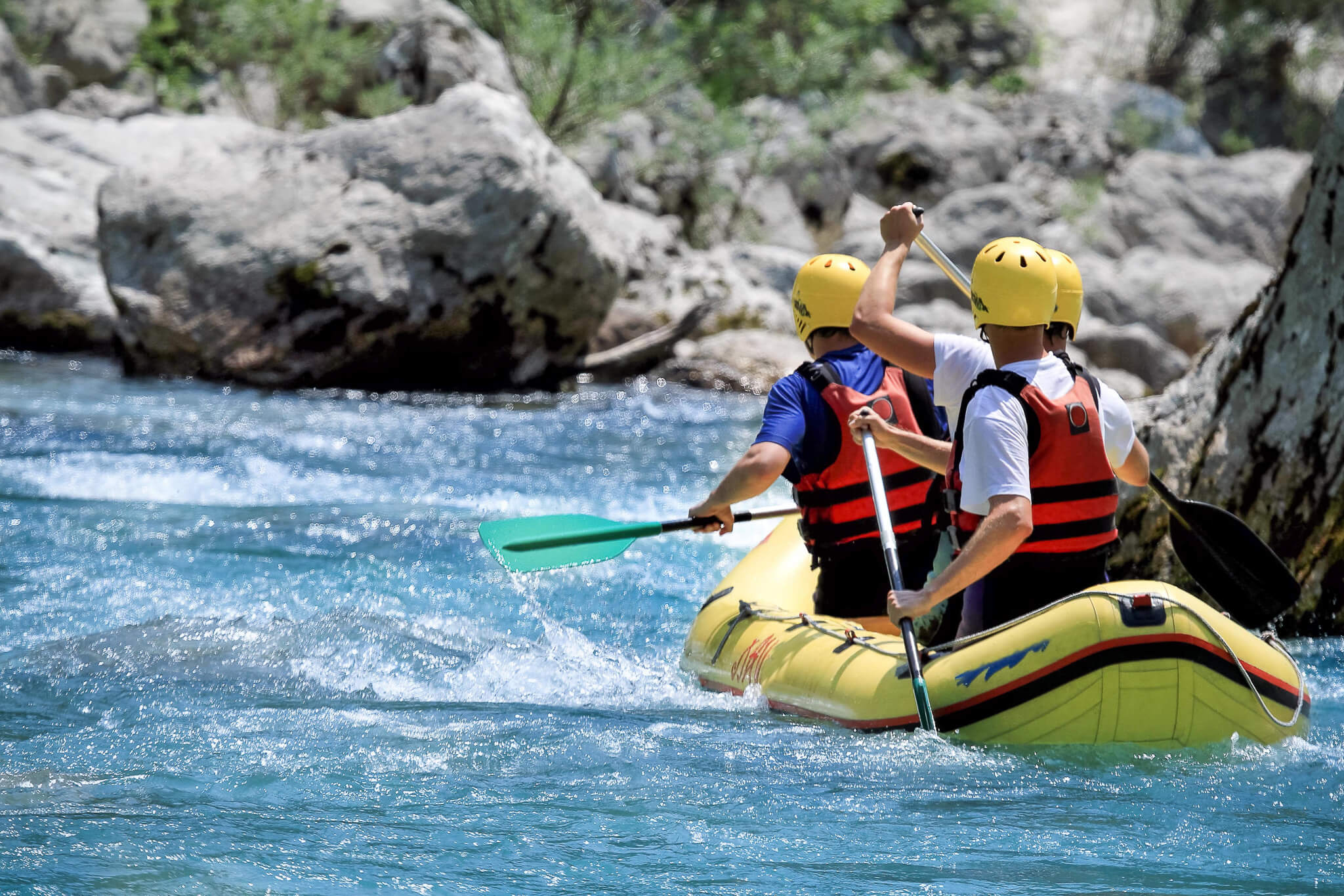 3 personnes sur un rafting