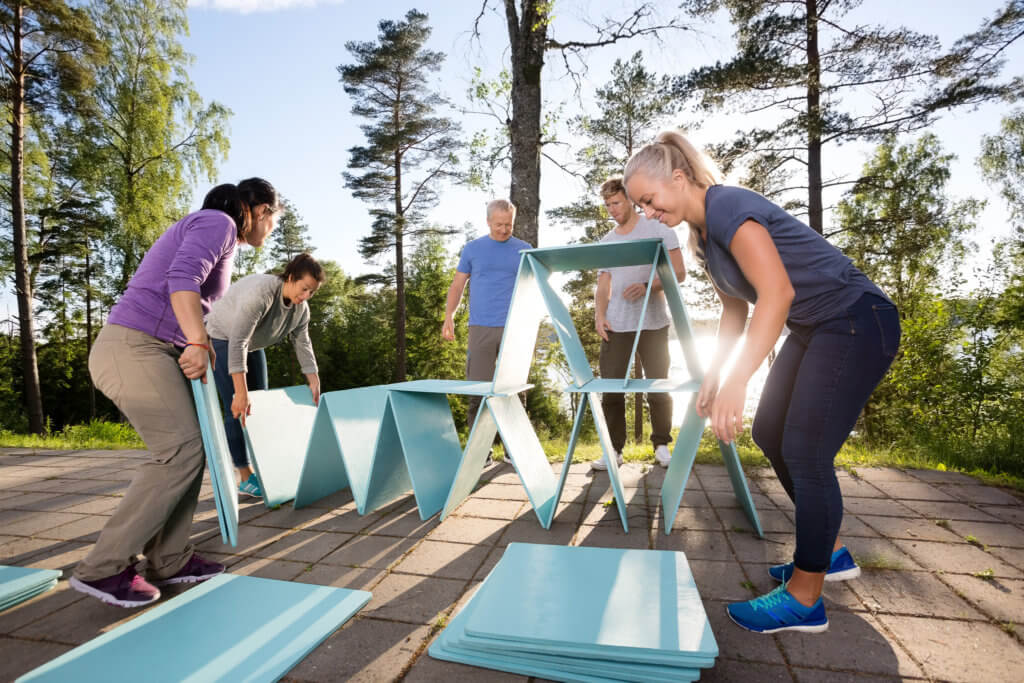 Collègues faisant une pyramide avec des planches