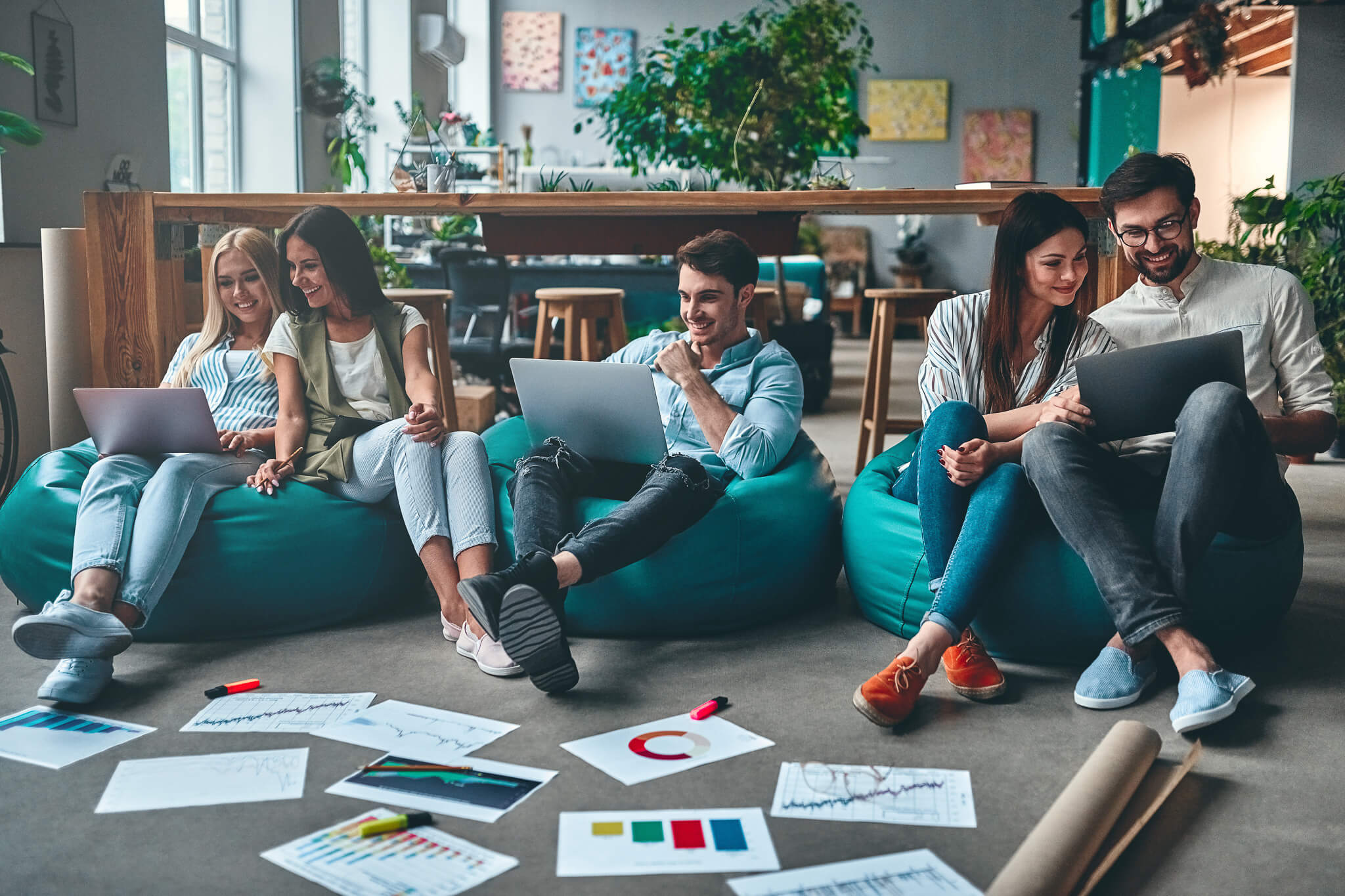 Un groupe de jeunes gens d'affaires travaille ensemble dans un bureau moderne