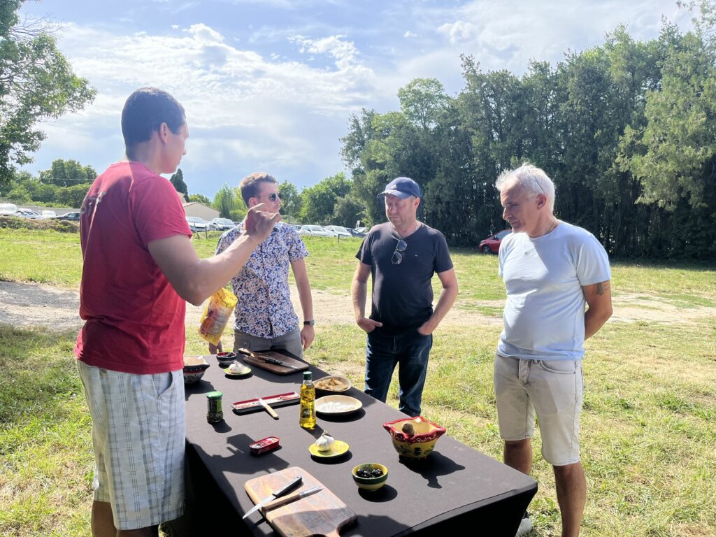 Equipe de Vinci qui dégustent de la tapenade