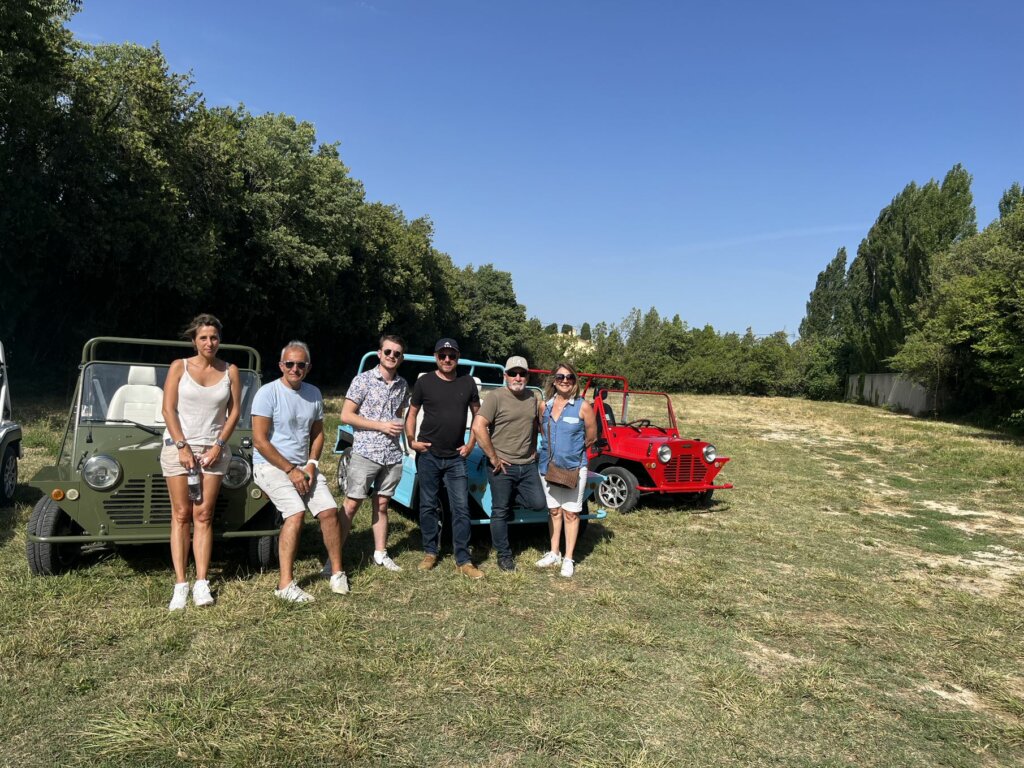 Equipe de Vinci devant les voitures No Smoke