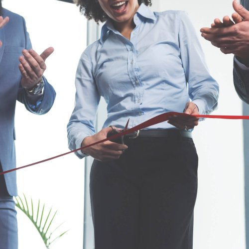 Personne coupant un bandeau pour inauguration