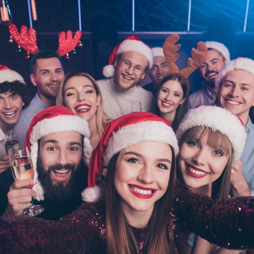 équipe avec bonnets de père noël