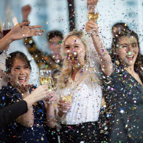 Salarié avec champagne et confettis