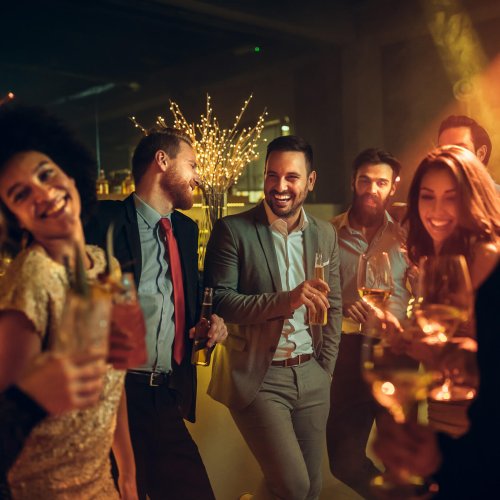 Salarié faisant la fête